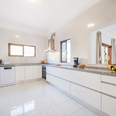 Villa In Albufeira Near Sea Beach Vila *