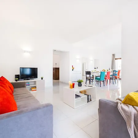 Villa In Albufeira Near Sea Beach Vila *